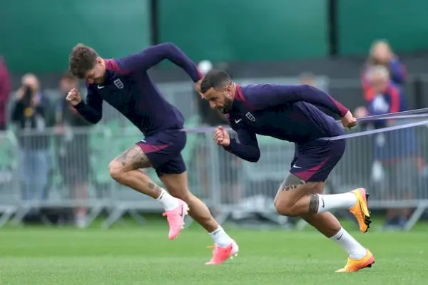 John Stones rozgrzewa się z kolegą z reprezentacji Anglii Kylem Walkerem podczas sesji treningowej