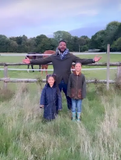 Hän dokumentoi perhe-elämäänsä maatilalla Instagramissa