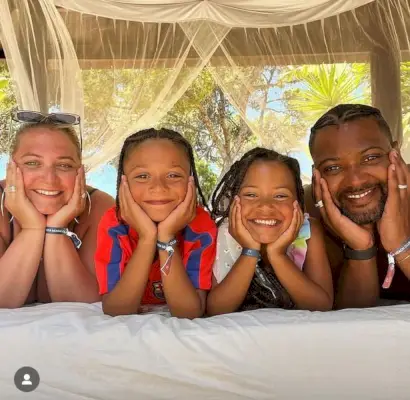 Laulaja jakaa kaksi lasta, Acen ja Chiaran, vaimonsa Chloen kanssa