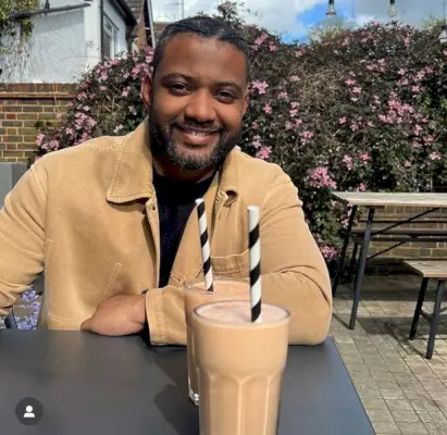 Inside JLS -tähti JB:n elämä poissa kuuluisuudesta, kun hän myy sianlihaa maanviljelijänä