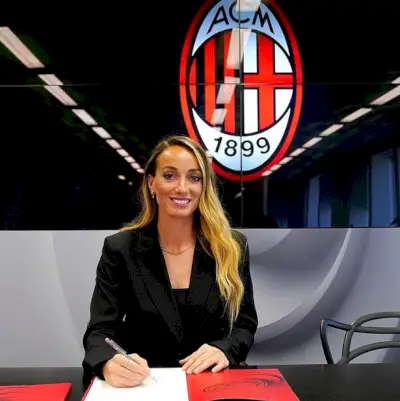 Hon spelar för AC. Milano och bor i den italienska staden, tar turer till den närliggande Comosjön under ledighet