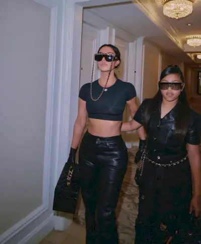 Äiti-tytär-kaksolla oli toinen käsi toistensa ympärillä Chanel-laukku toisessa kädessään, ja molemmilla oli ylisuuret aurinkolasit.