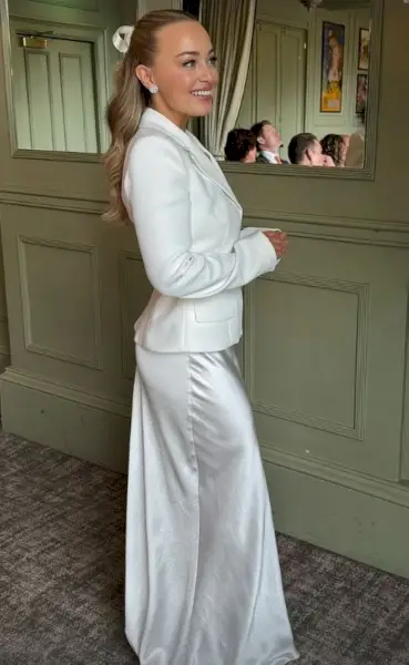 Alice Liveing ​​ha sposato il suo fidanzato di lunga data