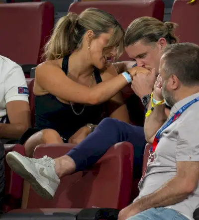 Conor Gallagher ze swoją dziewczyną Aine May Kennedy po meczu w Kolonii