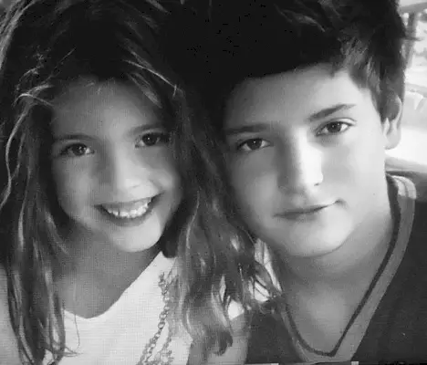 Lily Brant jakoi lapsuuden valokuvan edesmenneen veli Harryn kanssa