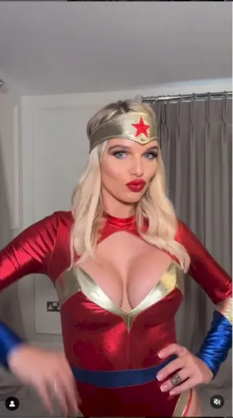 Helen Flanagan pukeutunut Wonder Womaniksi