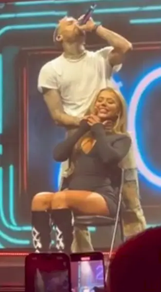 Chris nähtiin pitävän kätensä Natalien kurkun ympärillä