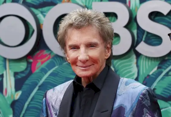 Barry Manilow również pochwalił Debrę za jej pracę