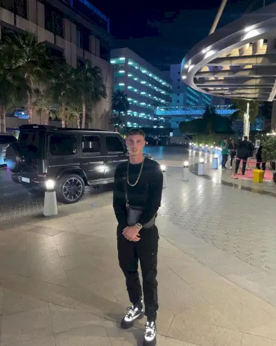 L'estrella de l'Eurocopa Cole també té una estreta vinculació amb la seva herència; Cole és d'ascendència afrokittitiana per part del seu pare de la família