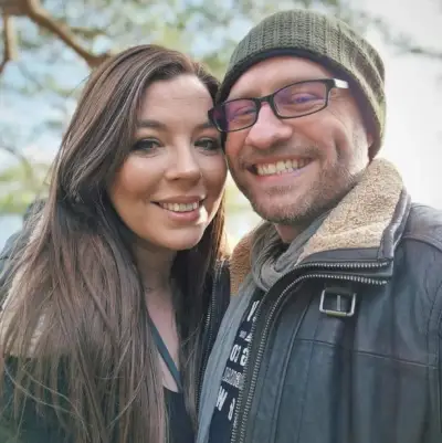 ITV Coronation Streetin Paul Foreman -tähti Peter Ash poseeraa harvoin nähdyn glam-tyttöystävän kanssa