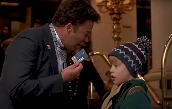 Home Alone 2:n mahtipontinen hotelliconcierge-tähti on tunnistamaton – 31 vuotta hittielokuvasta