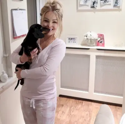 Tuo valkoisten ruusujen nippu on aivan täydellinen