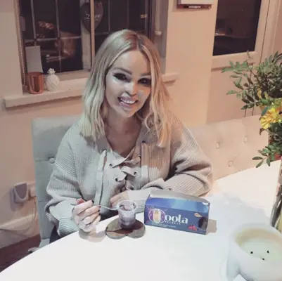 Mikä ihana marmoripöytä... niin ihana, että Katie on joutunut käyttämään lasinalusea jogurttiaan!