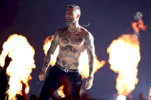 Sí, l'espectacle de mig temps de Maroon 5 va ser Meh, però què passa amb els tatuatges d'Adam Levine?