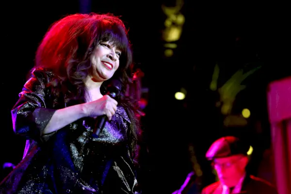 Phil Spector antoi kerran vaimolleen Ronnie Spector adoptoi kaksoset kysymättä häneltä