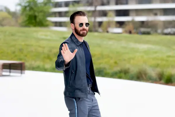 Chris Evans kutsuu Trumpia 'tyhmäksi paskaksi', ei polta enää niin paljon rikkaruohoa