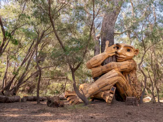 La sorprendente arte forestale dell’attivista danese del riciclaggio Thomas Dambo
