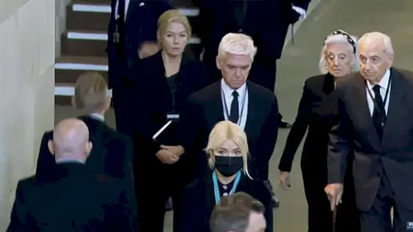 Holly Willoughby ja Phillip Schofield liittyvät sureviin arkkujonoon