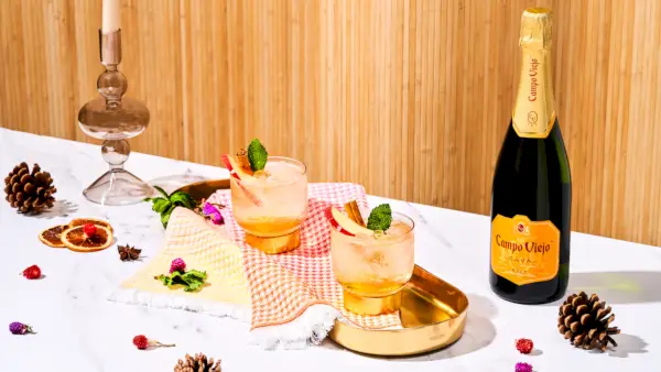 moskova muuli pöydällä samppanjapullon kanssa