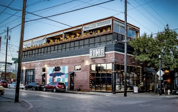 interno del tetto ornato con fontana