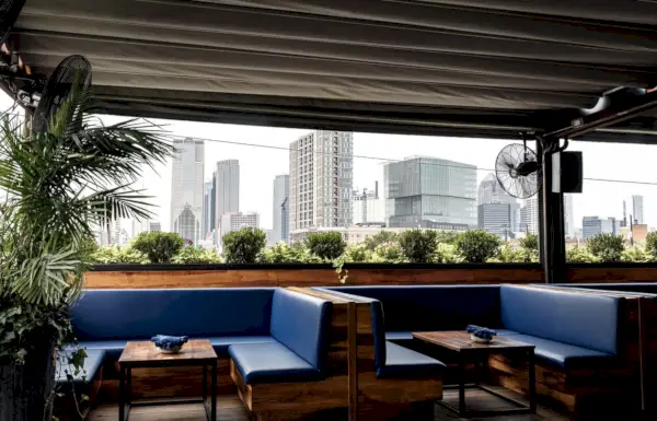 interno dei posti a sedere dello stand con vista sullo skyline