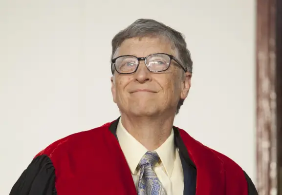 Bill Gates faz raro discurso de formatura, Slams College Rankings