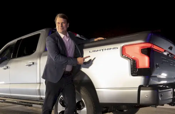 Fordin toimitusjohtaja Jim Farley testaa F-150-salamaa ja näkee ongelman