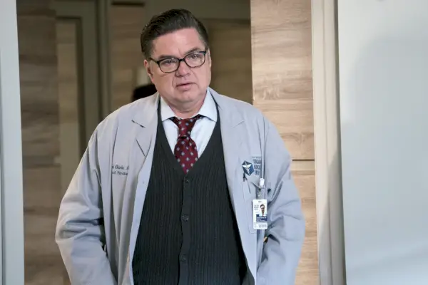 Oliver Platt avslöjar om Dr Charles är vid liv i 'Chicago Med' säsong 3