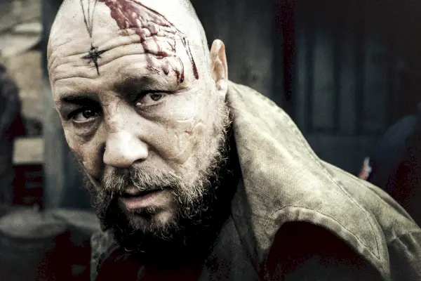 Stephen Graham som Atticus.