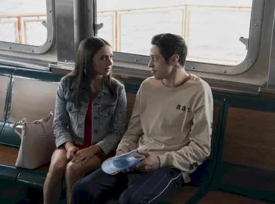 Kelsey (Bel Powley) och Scott Carlin (Pete Davidson) i The King of Staten Island, regisserad av Judd Apatow