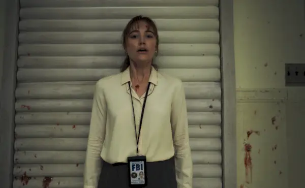 Näyttelijä Maika Monroe näyttelee FBI-agenttia