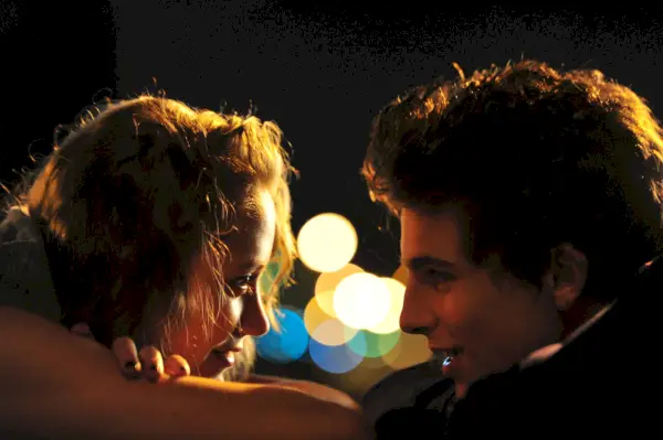 Maika Monroe och Timothée Chalamet i Elijah Bynums långfilmsdebut, Hot Summer Nights.