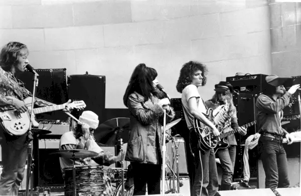 Il gruppo rock americano Jefferson Airplane si esibisce sul palco del Central Park Bandshell, New York City, nell'agosto 1969. Da sinistra a destra: il chitarrista Paul Kantner, il batterista Spencer Dryden, la cantante Grace Slick, il chitarrista Jorma Kaukonen, il bassista Jack Casady, il cantante Marty Balin.