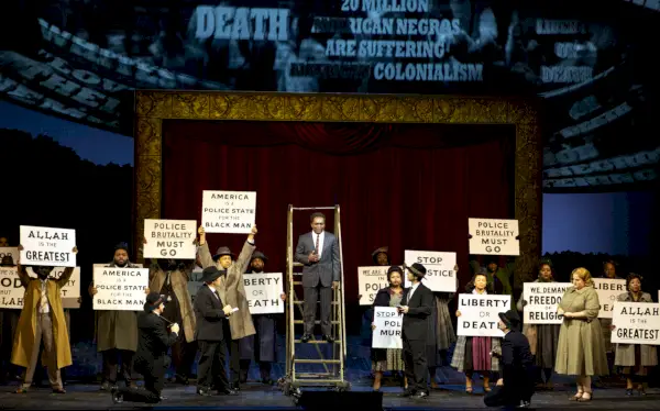 Artisti su un palcoscenico d'opera