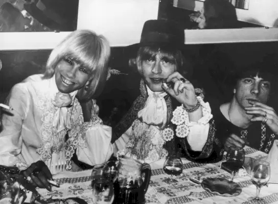Anita Pallenberg ja Brian Jones bileissä Cannesissa elokuvafestivaalin aikana.