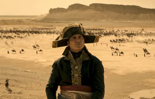 Joaquin Phoenix beira o catatônico em ‘Napoleão’