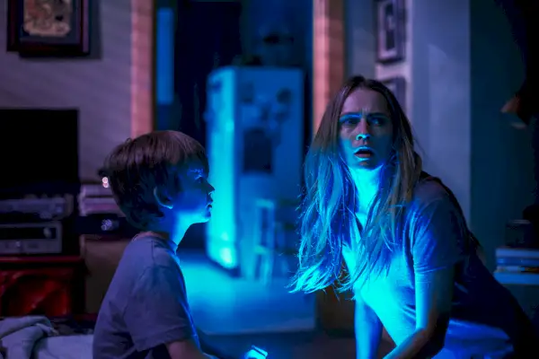 Gabriel Bateman ja Teresa Palmer elokuvassa Lights Out.