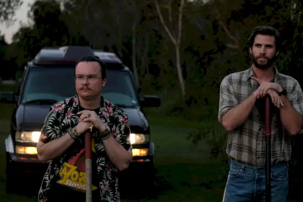 Clark Duke i Liam Hemsworth protagonitzen Duke