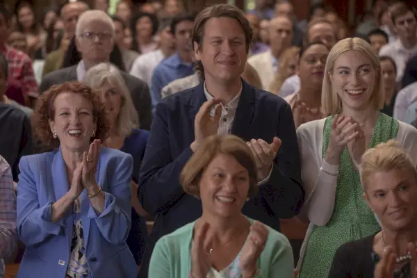 Pete Holmes elokuvassa Crashing