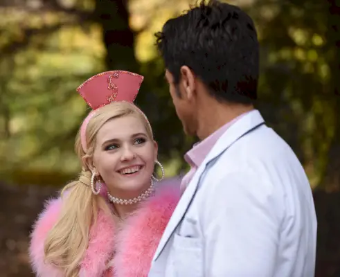 Abigail Breslin Chanel #5:nä ja John Stamos tohtori Brock Holtina.