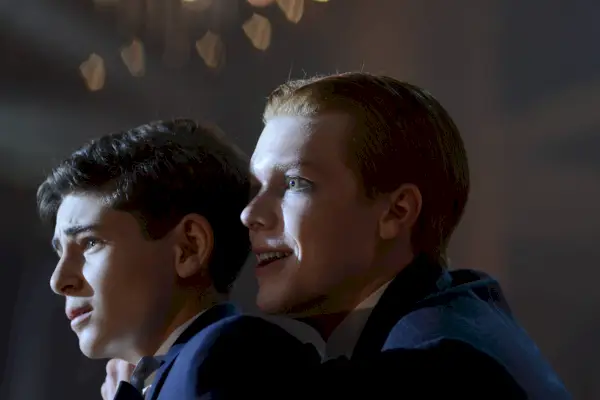 David Mazouz som Bruce Wayne och Cameron Monaghan som Bruce Wayne.