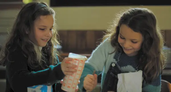 'Petite Maman' on kuiskaavan kauneuden hillitty mestariteos