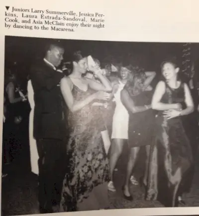 La testimone chiave Asia McClain nella foto con altri amici di Woodlawn.