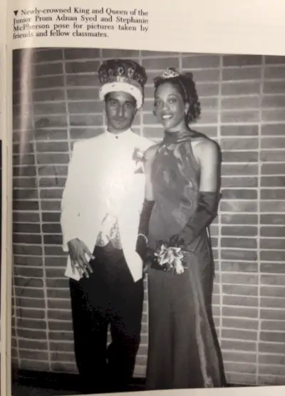 Stephanie si è unita ad Adnan al centro dell'attività del ballo di fine anno.