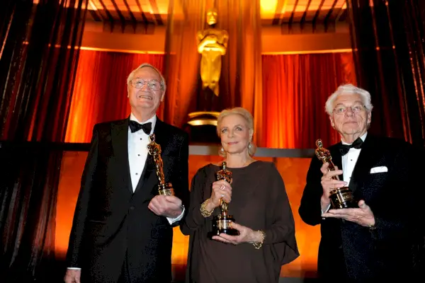 Ohjaaja Roger Corman, näyttelijä Lauren Bacall ja Gordon Willis (kuva Kevork Djansezian/Getty Images)