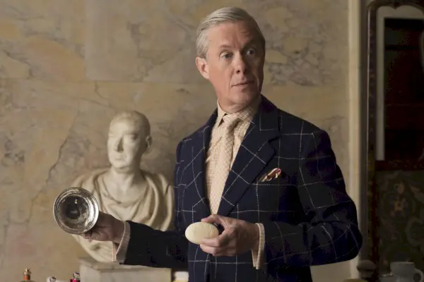 Alex Jennings Windsorin herttuana The Crownissa.