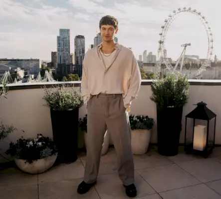 Tom Blyth sobre o papel do jovem Coriolanus Snow na prequela de Jogos Vorazes