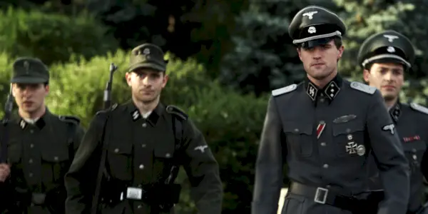 Jonas Armstrong, edessä, elokuvassa Walking with the Enemy.