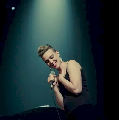 Franska sångerskan Barbara Weldens går bort mitten av konserten