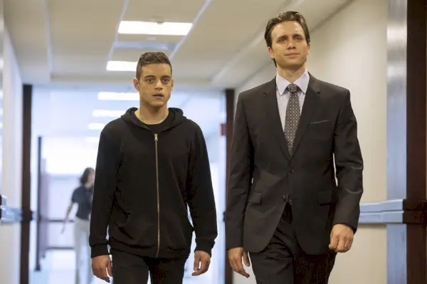 Rami Malek Elliot Aldersonina ja Martin Wallstrom Tyrell Wellickinä
